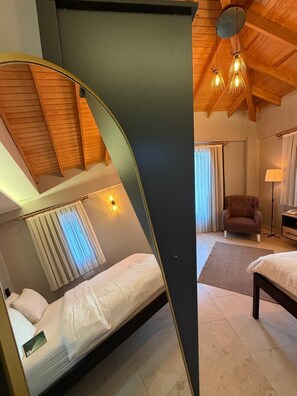 Habitació doble o amb dos llits individuals Deluxe | Caixa forta a l'habitació i escriptori 