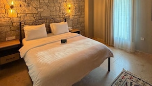Phòng đôi hoặc 2 giường đơn Deluxe | Két bảo mật tại phòng, bàn, khu vực làm việc phù hợp cho laptop