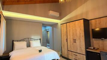 Deluxe-Doppel- oder -Zweibettzimmer | Zimmersafe, Schreibtisch, laptopgeeigneter Arbeitsplatz