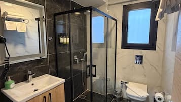 Deluxe Double or Twin Room | Bathroom | Shower, hair dryer, slippers, towels