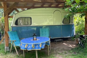 Outdoor dining - Romantic Vintage Caravan in a Quiet Nature Garden with Swimming Pond (Dreumel)