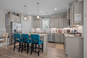 Jääkaappi, mikroaaltouuni, uuni, liesi