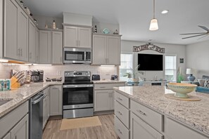 Jääkaappi, mikroaaltouuni, uuni, liesi