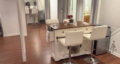 Tranquil 1- spacious studio with 1 Queen size bed & Queen Airbed in Quiet Elmont