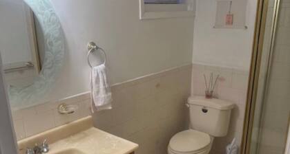 Tranquil 1- spacious studio with 1 Queen size bed & Queen Airbed in Quiet Elmont