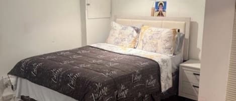 Silitysrauta/-lauta, Wi-Fi, vuodevaatteet