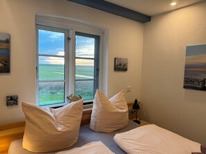 Tabla de planchar con plancha, wifi y ropa de cama