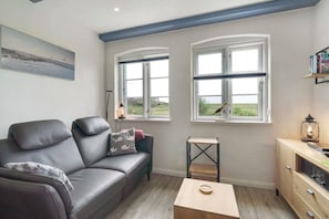 TV, DVD player, stereo - Apartment 'Graugans' with Private Terrace, Private Garden and Wi-Fi (Pellworm)