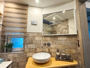 シャワー、ヘアドライヤー、タオル