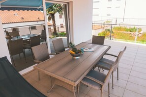Outdoor dining - Lovely 1-bedroom apartment, terrace, sea view (Ičići)