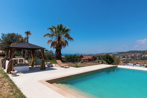 Loft apartment with pool, sea and Barcelona views