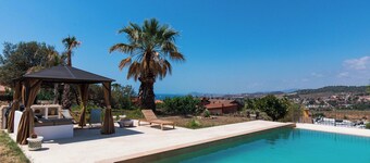 Loft apartment with pool, sea and Barcelona views