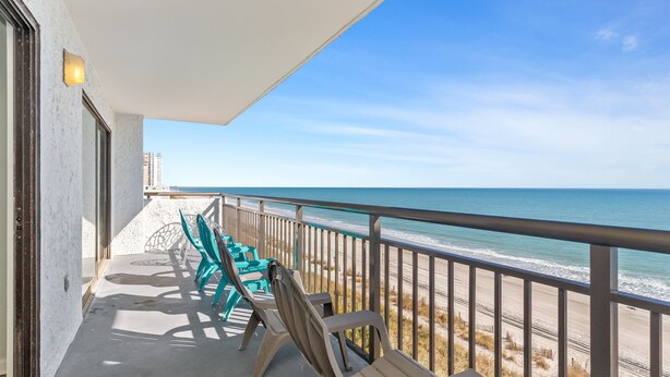 A balcony with a view of the beach and ocean. - Salt Air Style- 2 BR Balcony Retreat (Myrtle Beach)