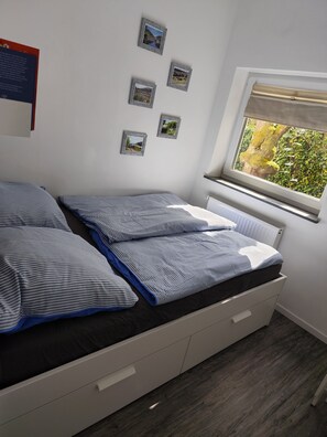 2 bedrooms, travel cot, free WiFi, bed sheets