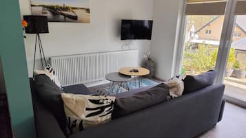 Fernseher, Bücher, Stereoanlage