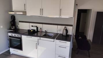 Kühlschrank, Ofen, Herdplatte, Wasserkocher mit Kaffee-/Teezubehör