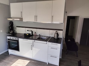 Fridge, oven, stovetop, coffee/tea maker