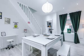 Dining - Games Room, Stylish Home, Prime Location, Sleeps 6 (Salford)