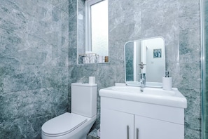 Shower, hair dryer, towels, soap - Games Room, Stylish Home, Prime Location, Sleeps 6 (Salford)