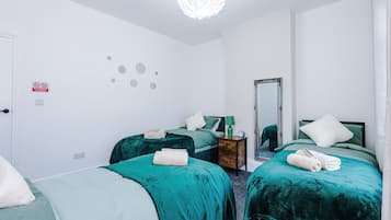 Tabla de planchar con plancha, wifi, ropa de cama