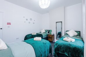 Iron/ironing board, WiFi, bed sheets - Games Room, Stylish Home, Prime Location, Sleeps 6 (Salford)