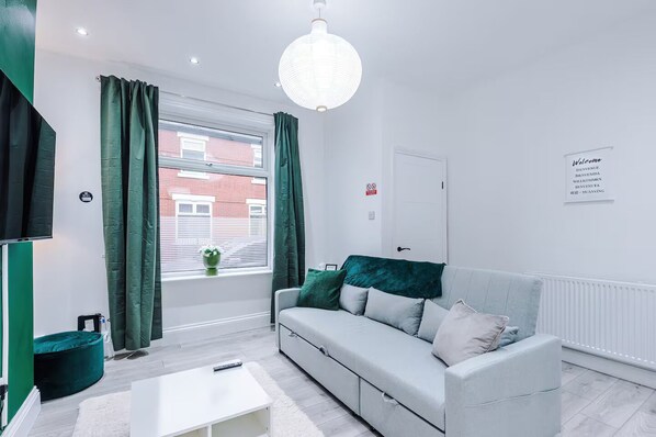 Living area - Games Room, Stylish Home, Prime Location, Sleeps 6 (Salford)