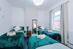 Iron/ironing board, WiFi, bed sheets - Games Room, Stylish Home, Prime Location, Sleeps 6 (Salford)