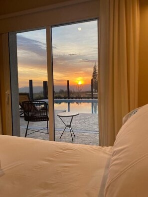 Deluxe dubbelrum | Värdeförvaringsskåp på rummet, mörkläggningsgardiner och gratis wi-fi