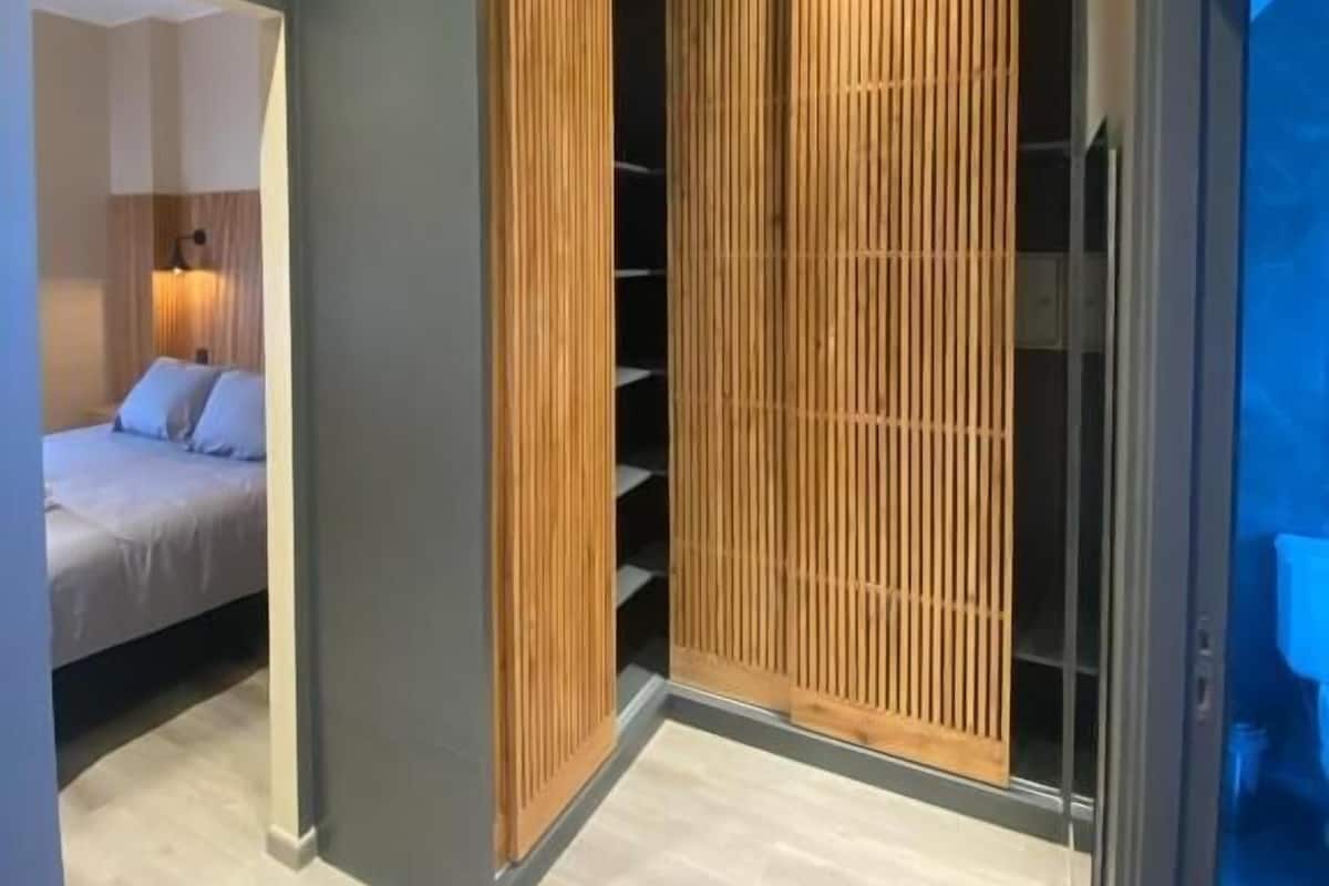 Svit - balkong - utsikt mot trädgården | Värdeförvaringsskåp på rummet, mörkläggningsgardiner och gratis wi-fi