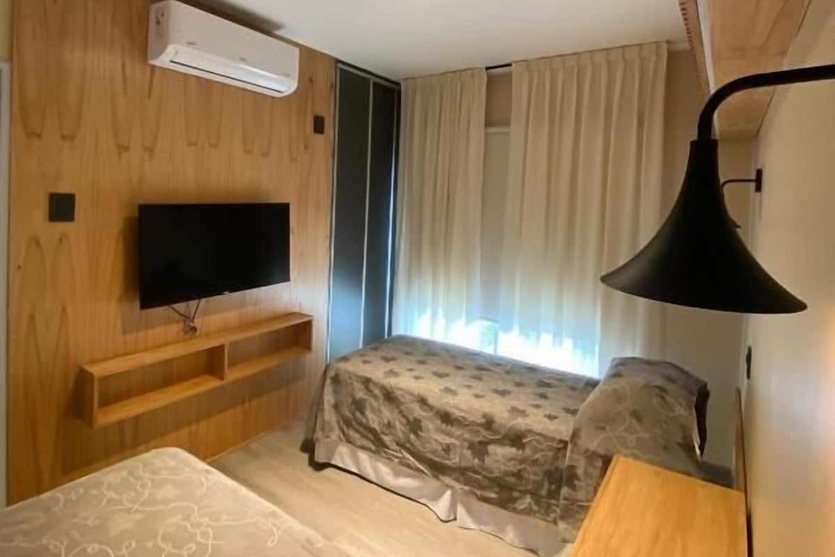 Familjerum | Värdeförvaringsskåp på rummet, mörkläggningsgardiner och gratis wi-fi