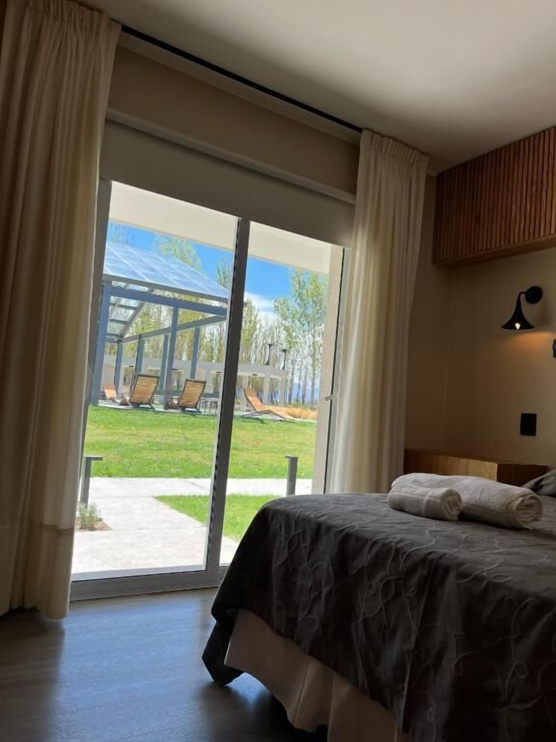 Superior dubbelrum - utsikt mot poolen | Värdeförvaringsskåp på rummet, mörkläggningsgardiner och gratis wi-fi