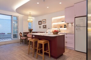 Private kitchen - The Hill
Stylish 1BR with Private Terrace in the Foothills of Lycabettus (Athina)