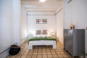 Apartamento, 3 quartos, sacada | Ferros/tábuas de passar roupa, Wi-Fi de cortesia