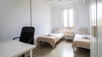 Appartement, 3 slaapkamers, balkon | Een strijkplank/strijkijzer, gratis wifi