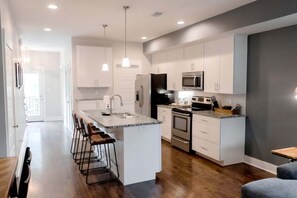 Køleskab, mikrobølgeovn, ovn, kogeplade