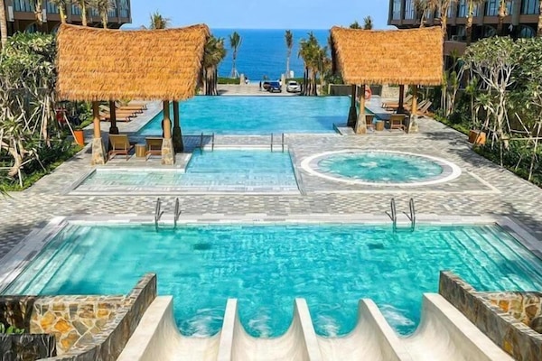 4 Außenpools, geöffnet von 08:00 Uhr bis 20:00 Uhr, Sonnenschirme