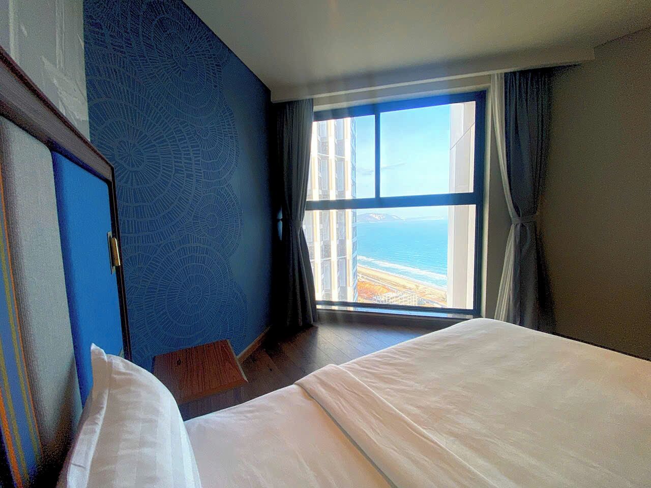 尊榮三人房, 部分海景 | 客房內保險箱、書桌、筆電工作空間、遮光布/窗簾