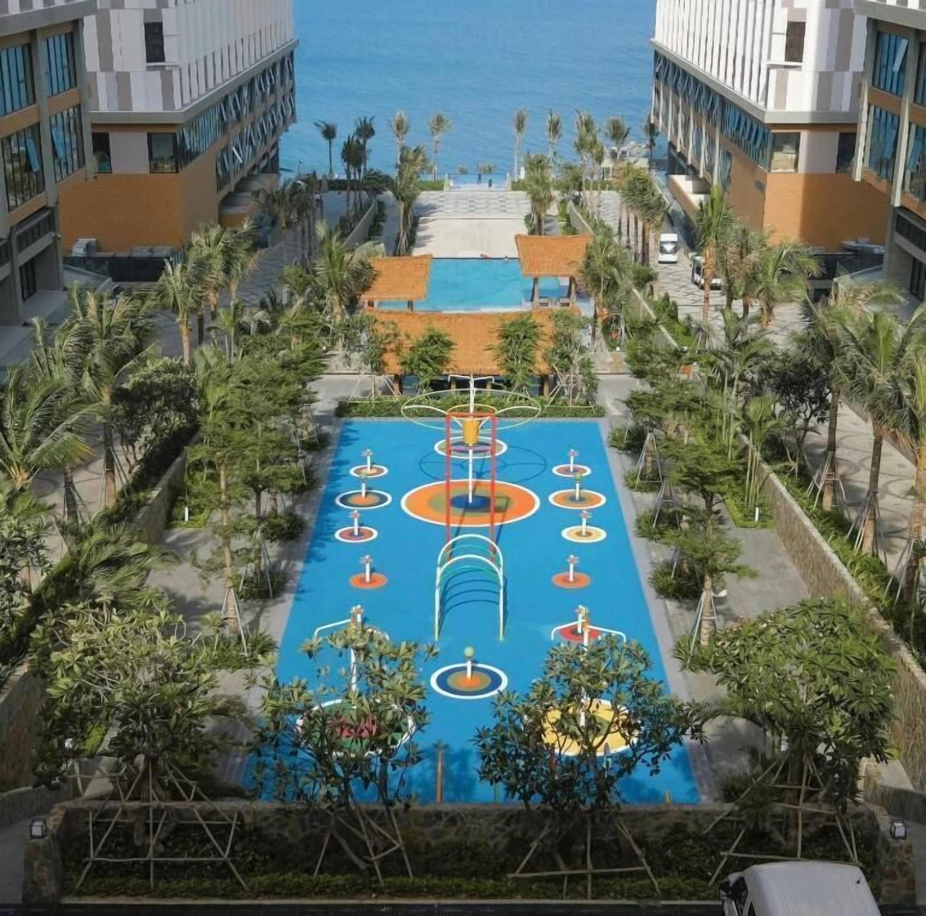 4 piscinas externas, funciona das 8h às 20h, guarda-sóis