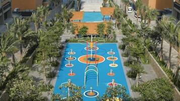 4 piscinas externas, funciona das 8h às 20h, guarda-sóis