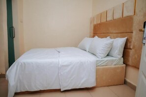 Quarto econômico, sacada, vista para a cidade | Escrivaninha, espaço de trabalho para notebook, cortinas blackout