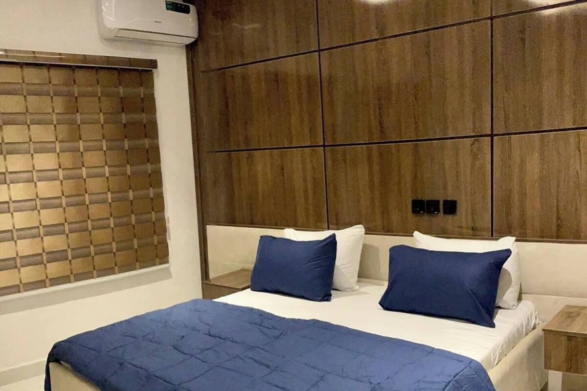 Habitación económica, balcón, vista a la ciudad | Escritorio, espacio para trabajar con laptop y cortinas blackout 