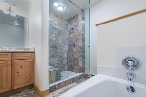 Quarto, 1 quarto | Banheiro | Toalhas de banho, shampoo