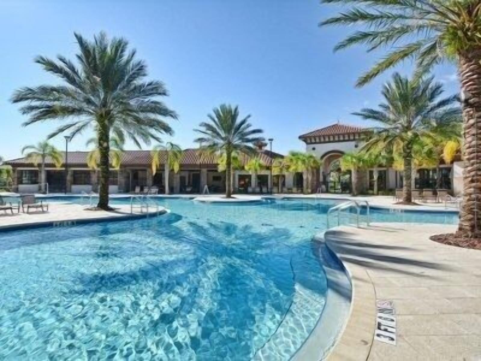 Talo, useita makuuhuoneita | Uima-allas