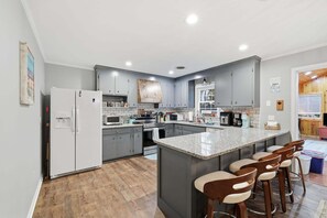 Refrigerador, horno, cafetera/tetera, tostadora