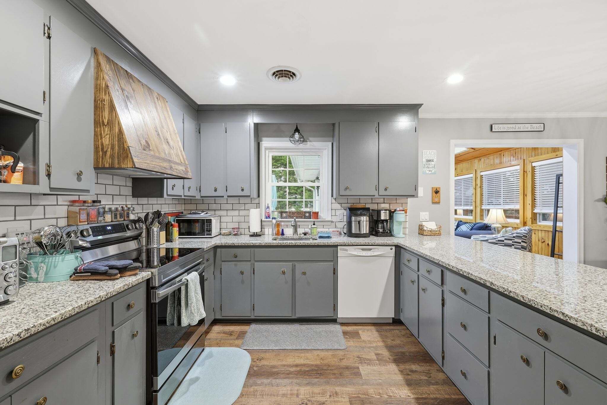 House, 3 Bedrooms | Private kitchen | Fridge, oven, coffee/tea maker, toaster