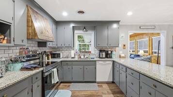 House, 3 Bedrooms | Private kitchen | Fridge, oven, coffee/tea maker, toaster