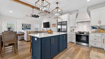 House, 4 Bedrooms | Private kitchen | Fridge, oven, coffee/tea maker, toaster