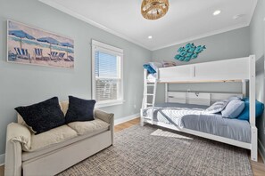 4 habitaciones y espacio para trabajar con laptop 