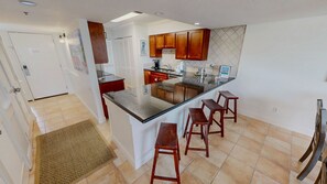 Condo, 2 habitaciones | Cocina privada | Refrigerador, horno, cafetera y tetera y tostadora 