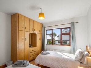 デスク、アイロン / アイロン台、WiFi (無料)、ベッドシーツ